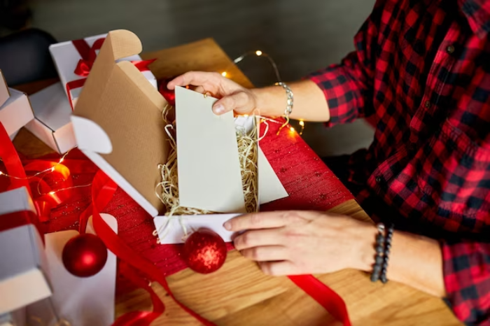 Attacher les Cadeaux avec les Vœux à Noël